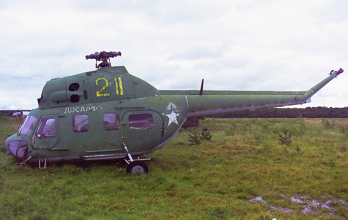 Ми-2, б/н «21 желтый», Тверская область, Борки, 26 августа 2003 года. Фотография © Steve Hall