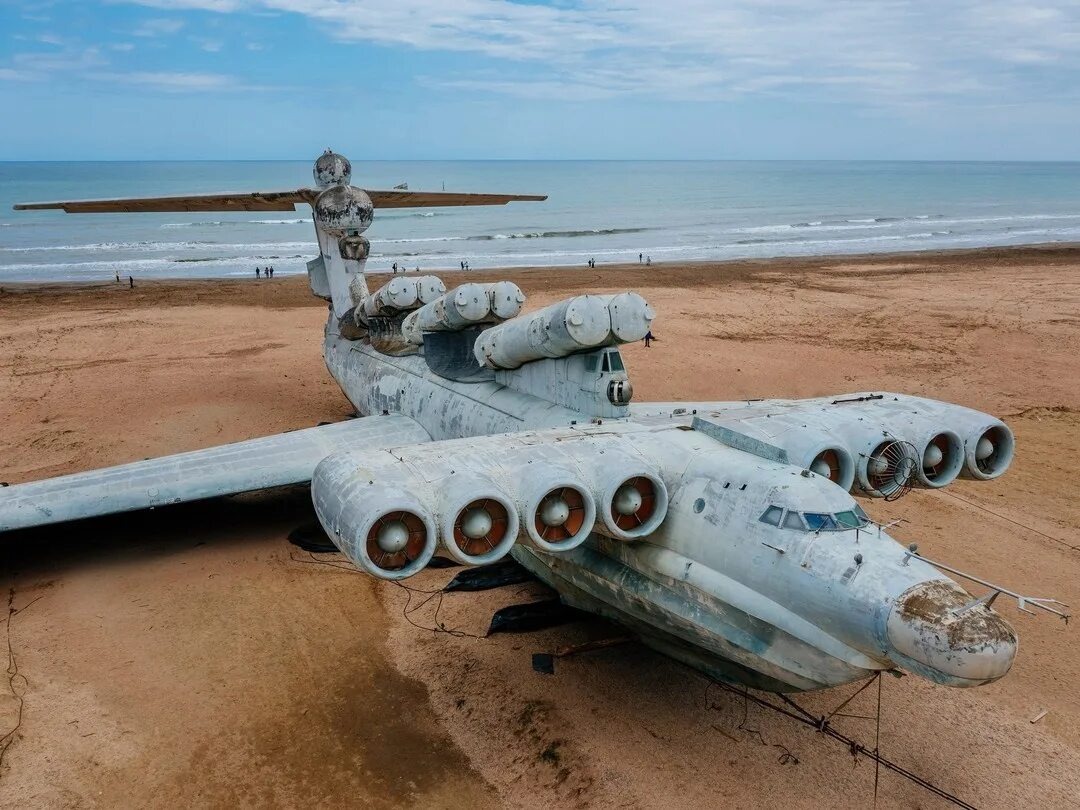 Экраноплан "Лунь" на берегу Дербента