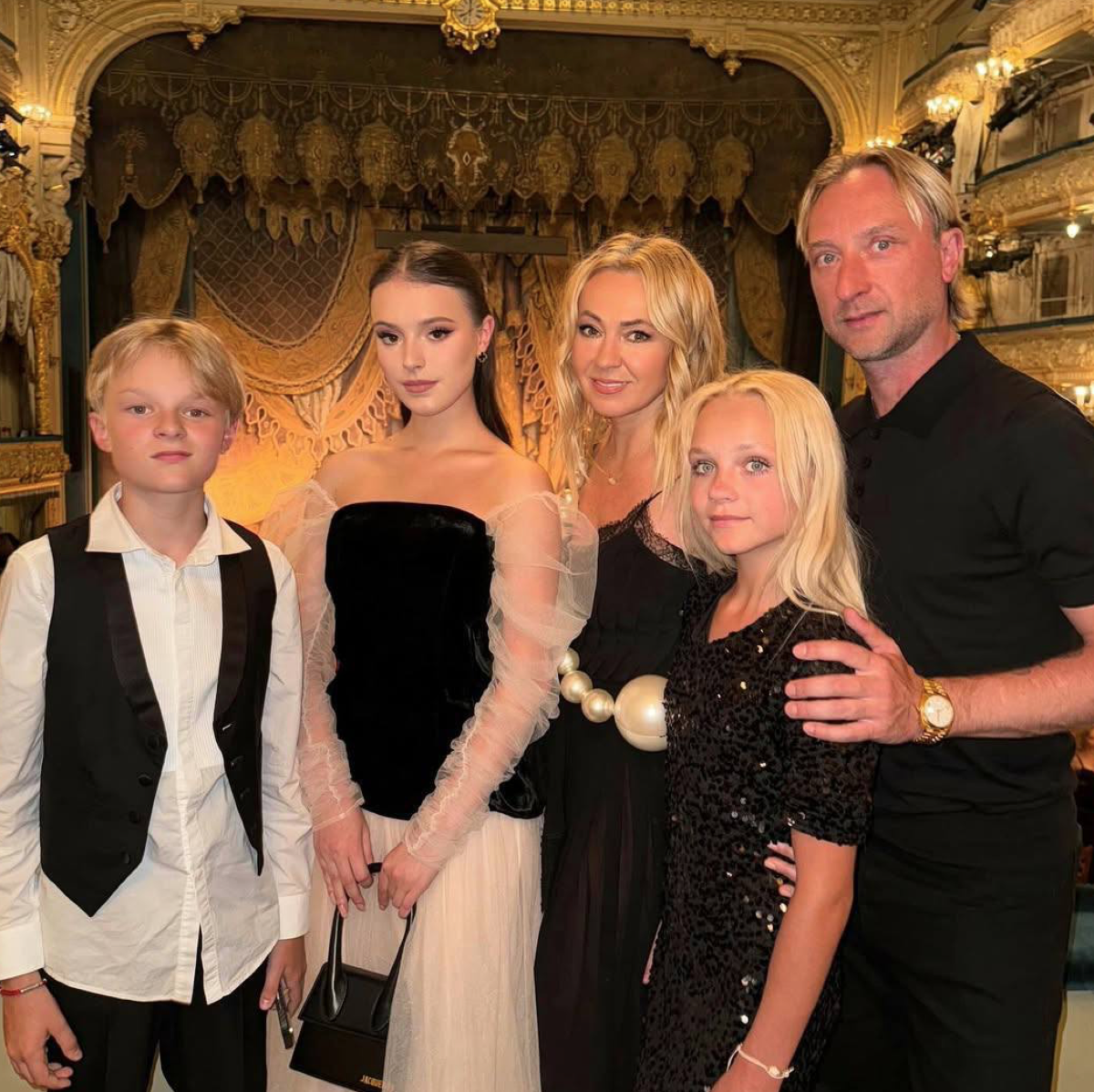 Кстати, почему нет новости о том, что Александр Плющенко сменил прическу?!