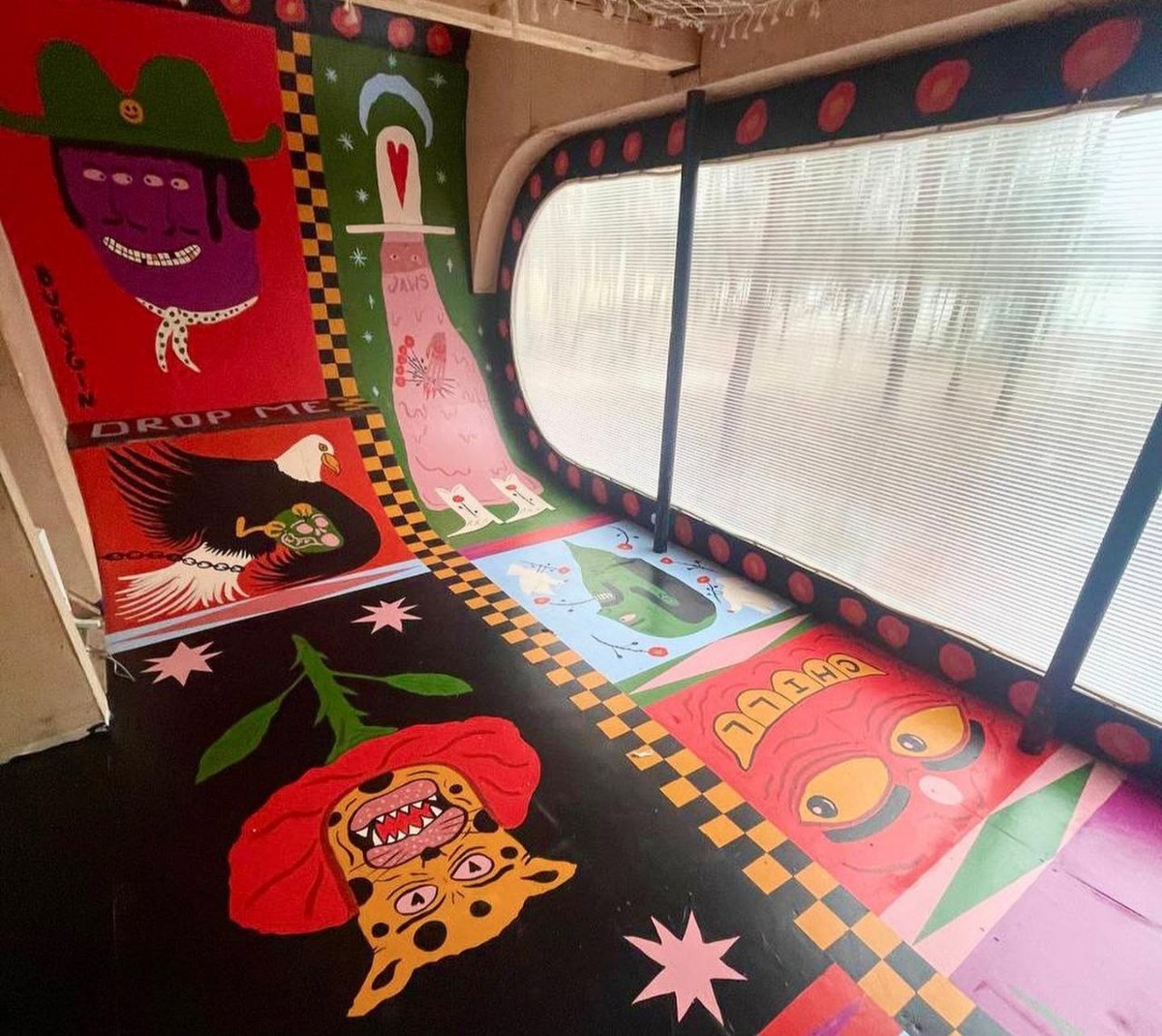 Вот такая яркая рампа внутри дома