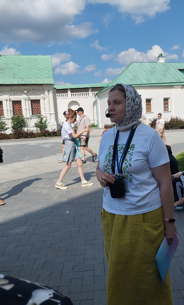 Наш экскурсовод Ольга. Очень светлая и приятная женщина. Видно, что не просто отрабатывает положенное время. Экскурсию проводила с душой, старалась за отведённое время дать максимум впечатлений. Именно впечатлений. Не информации, не фактов, не знаний. Именно впечатлений.