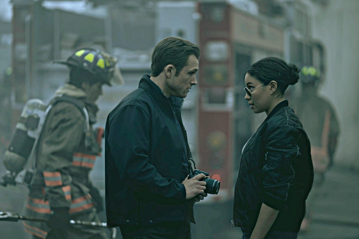 Что-то фотографирует