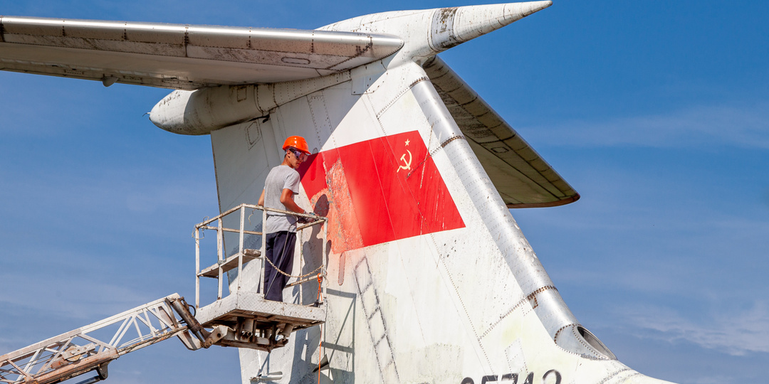 Что делают с советским флагом на хвосте Ту-134?