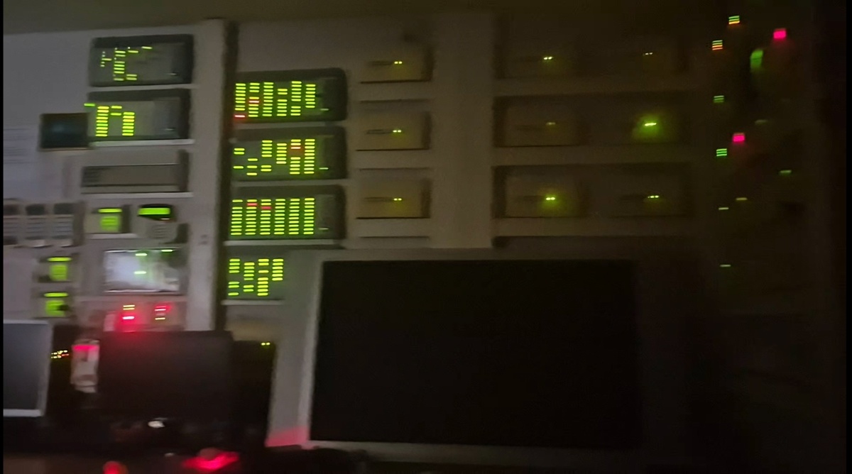 ночью. Все светится и мигает