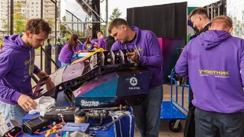 Арена будущего на VK Fest: роботы сражаются, а люди аплодируют