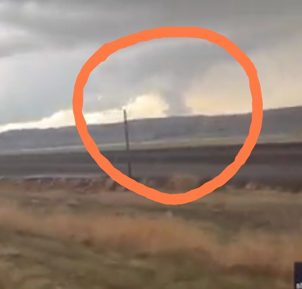 Раннее утро, проезжающие запечатлели картину, столб дыма над местом инцидента. 