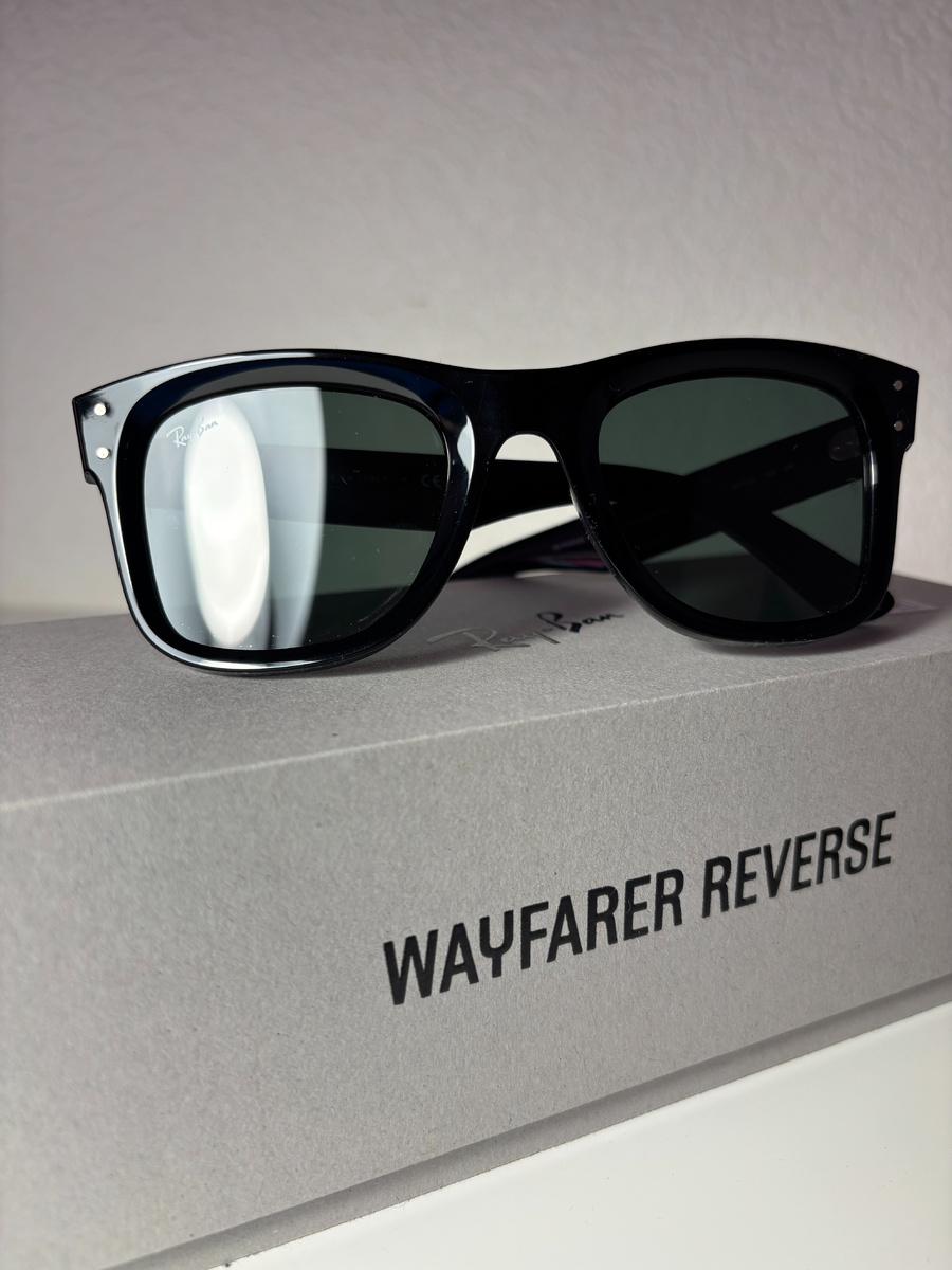 Черная оправа и темно-зеленые линзы создают образ, сочетающий классику и элегантность.