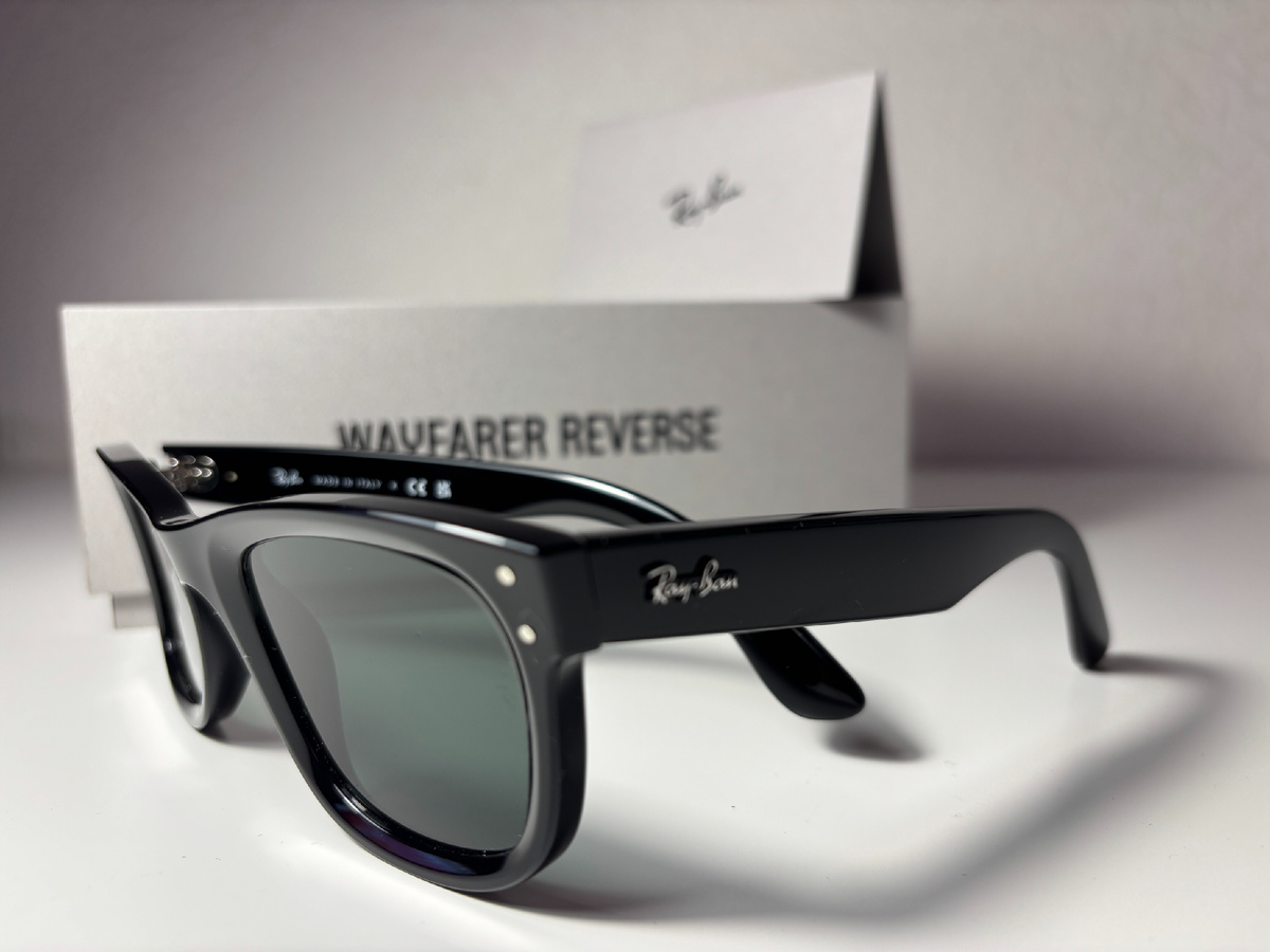 Солнцезащитные очки RAY-BAN WAYFARER выделяются своим уникальным стилем и гармоничной цветовой палитрой.