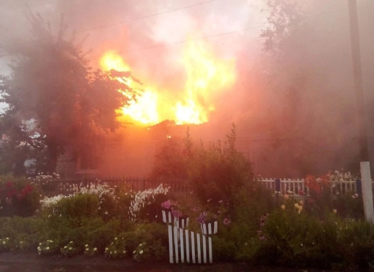    Молния ударила — огонь вспыхнул: пожар в жилом доме Курской области