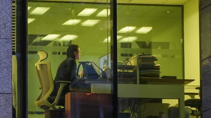    ​Компании сократили число вакансий со сверхурочной занятостью - Мовости Movosti