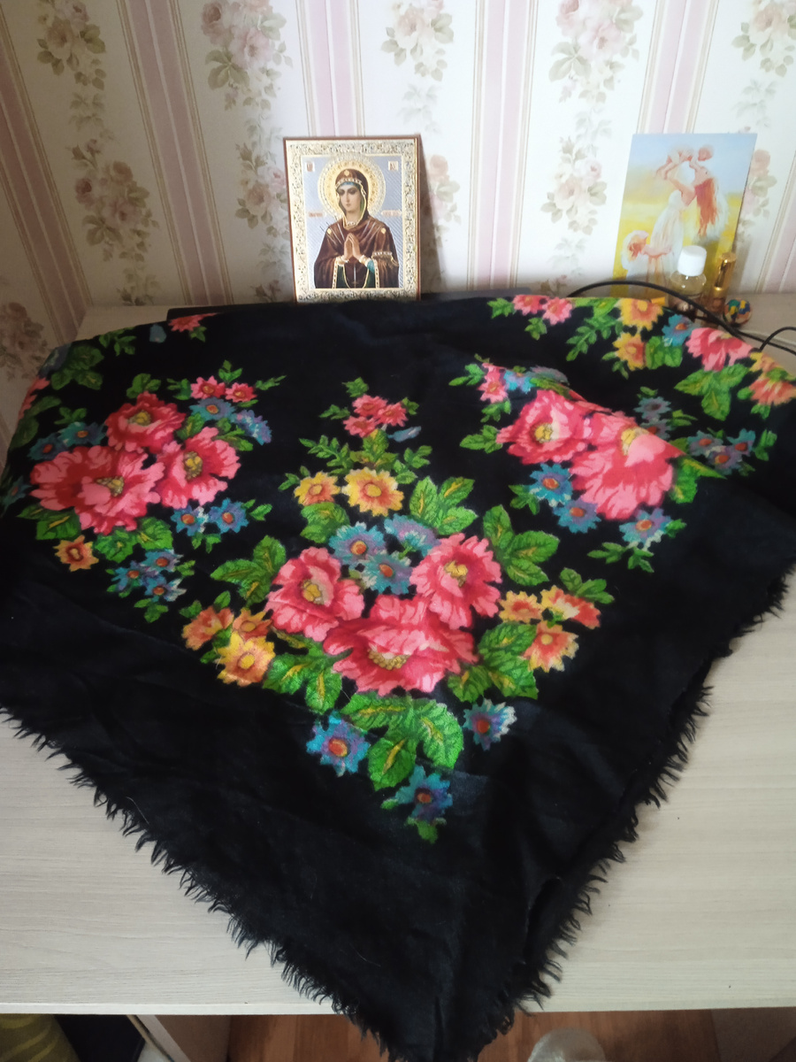 Павлово-посадский платок. Когда-то его подарили моей прабабушке, потом его носила моя бабушка, а потом мама отдала его нам. Я его храню, иногда ношу и мне он очень дорог