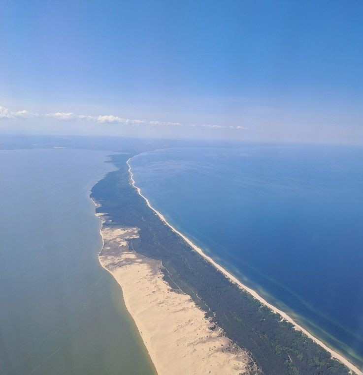 Куршская коса. Простирается от города Зеленоградск Калининградской области до города Клайпеда (Литва)