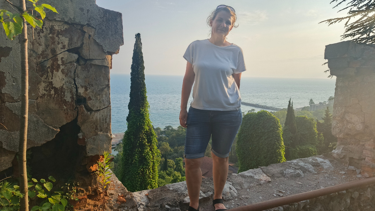 Ольга на крыше заброшенного медицинского корпуса санатория "Скала" в июне 2025. Фото автора.