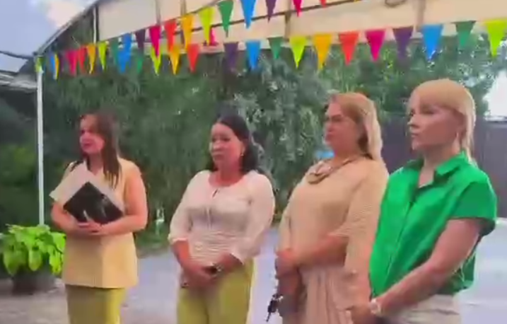 Весь коллектив детского сада встал и ушел посреди дня, директор не ожидала такого поворота, когда заставил всех рвать траву