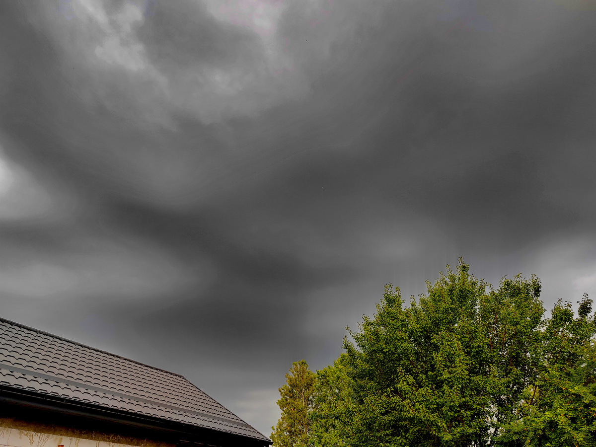 Тяжёлые грозовые тучи над городом