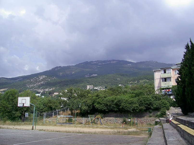 Вид на Ялтинскую яйлу недалеко от дома двоюродной бабушки. Фото из архива автора, 2011 год