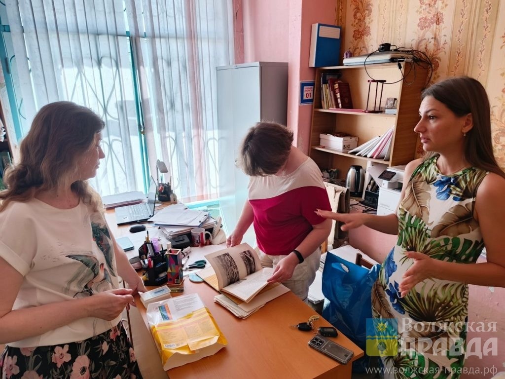     В Волжском музей получил в дар восемь уникальных фотографий из старой стенгазеты
