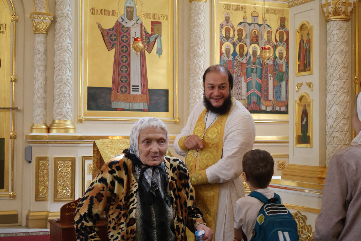 Очередь на исповедь к отцу Анатолию Правдолюбову. Евдокия Алексеевна после исповеди идет