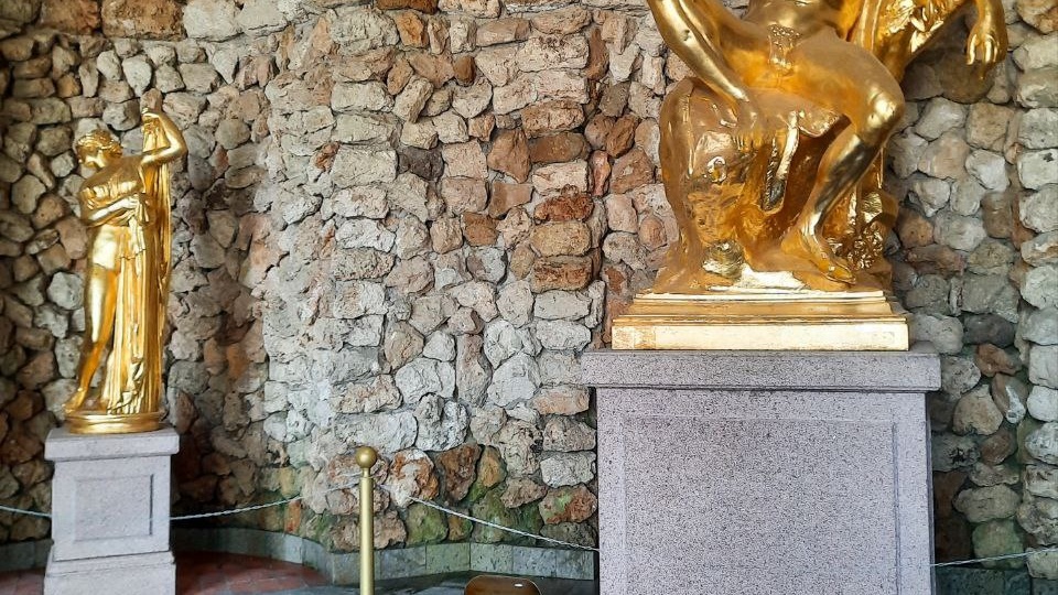 Что скрывают подземные гроты Петергофа?