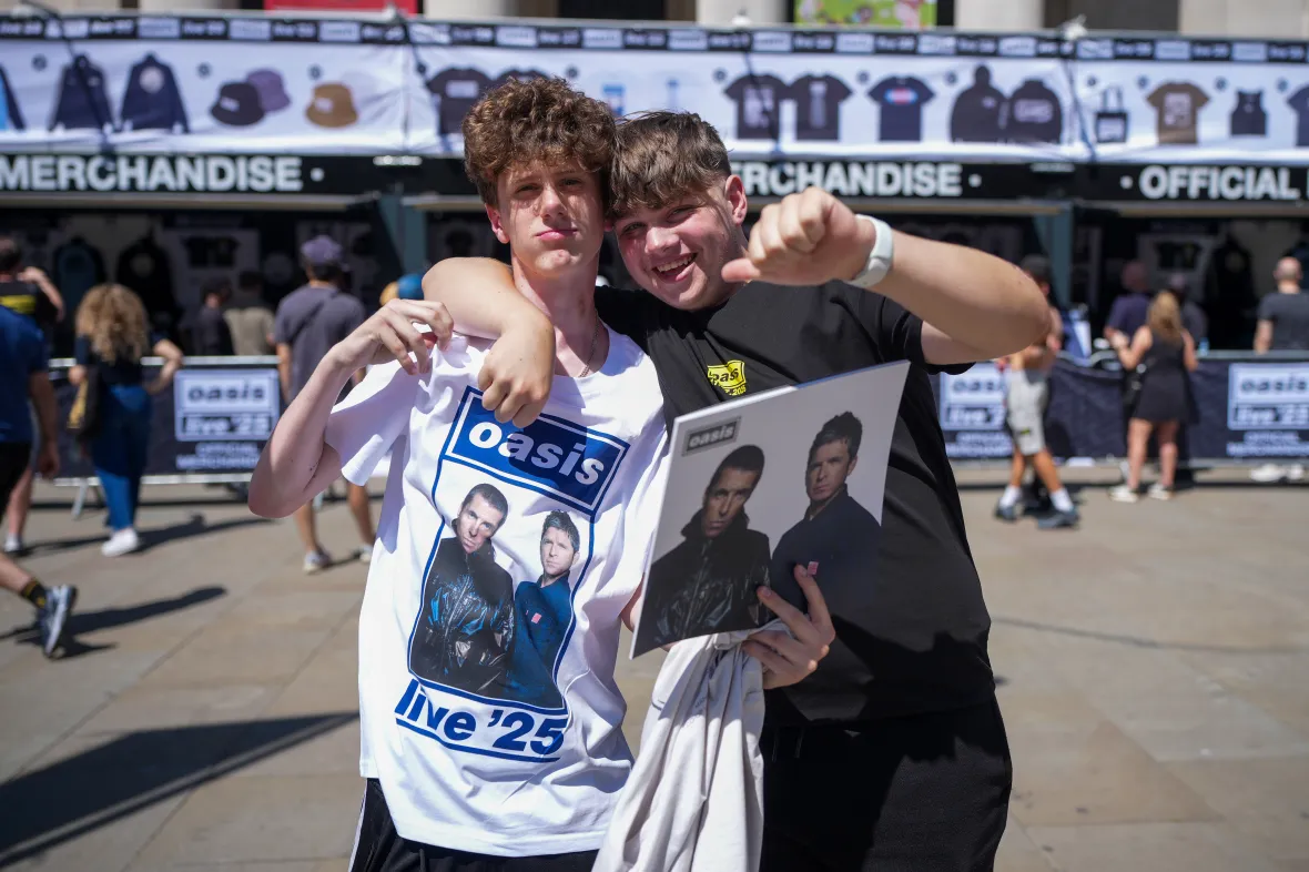 Фанаты в центре Манчестера перед походом в Хитон-парк на первый из пяти распроданных концертов. Фото: Кристофер Фурлонг/Getty