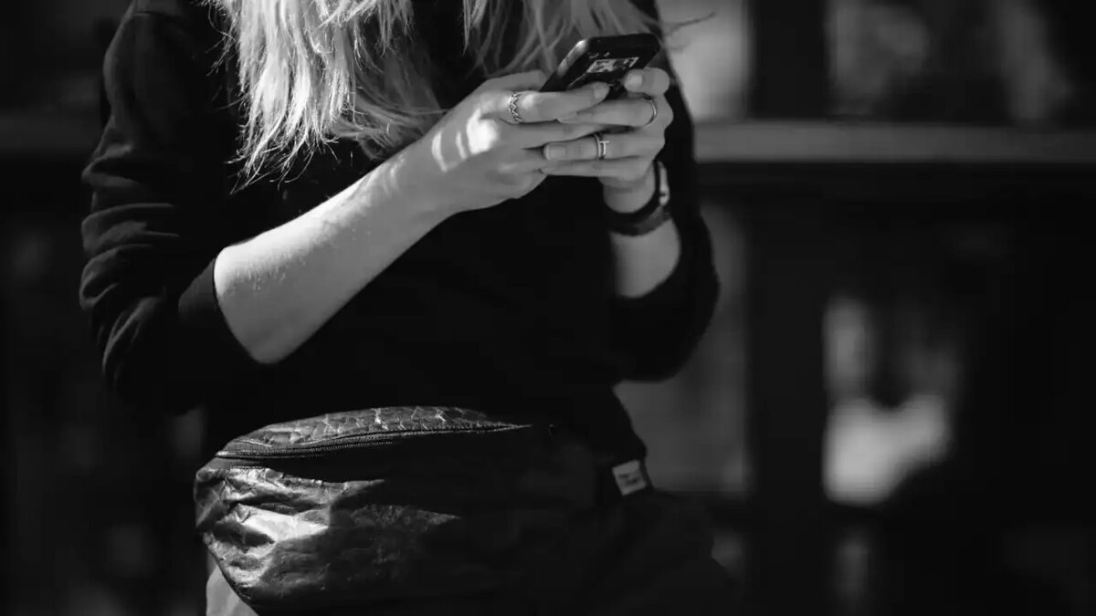    Человек с телефоном.