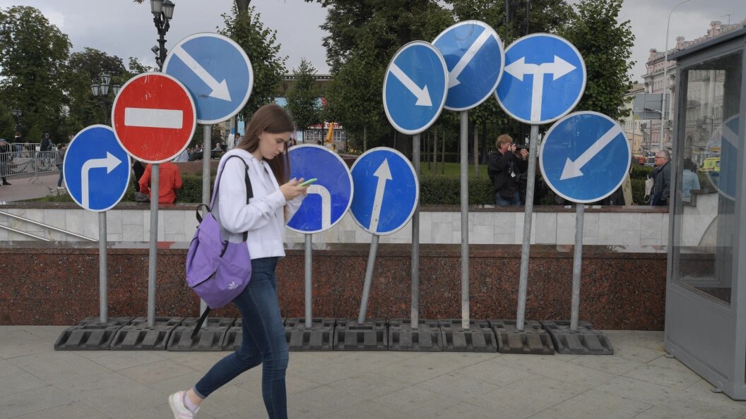    Подростки забираются на дорожные знаки, висят на них и снимают видео. Фото: Komsomolskaya Pravda/Globallookpress