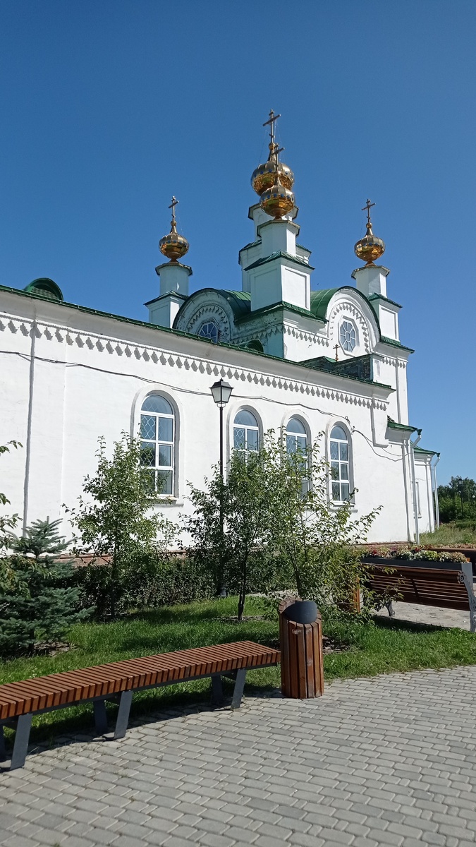 Церковь Успения Богородицы, где покрестили Германа. Мирона и Ангелину крестили в других.