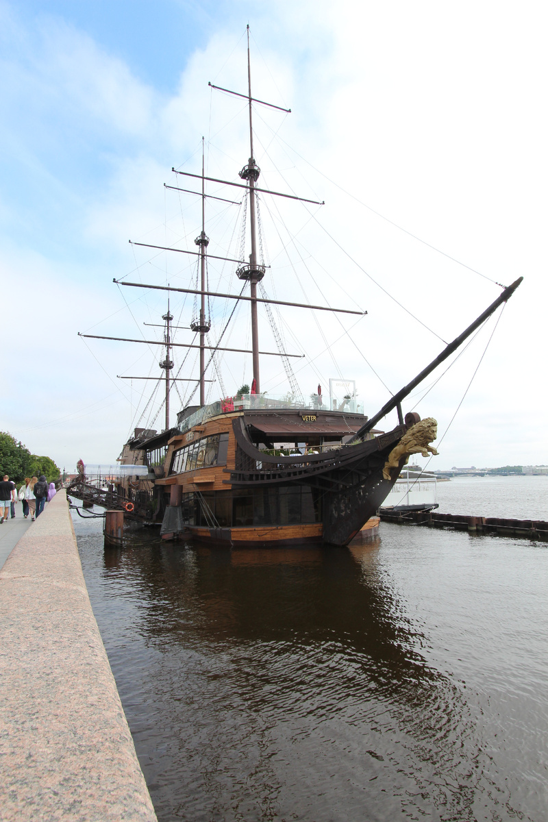 Вот он, кстати, Магадан. Вкупе с "Ветром" и еще кем-то