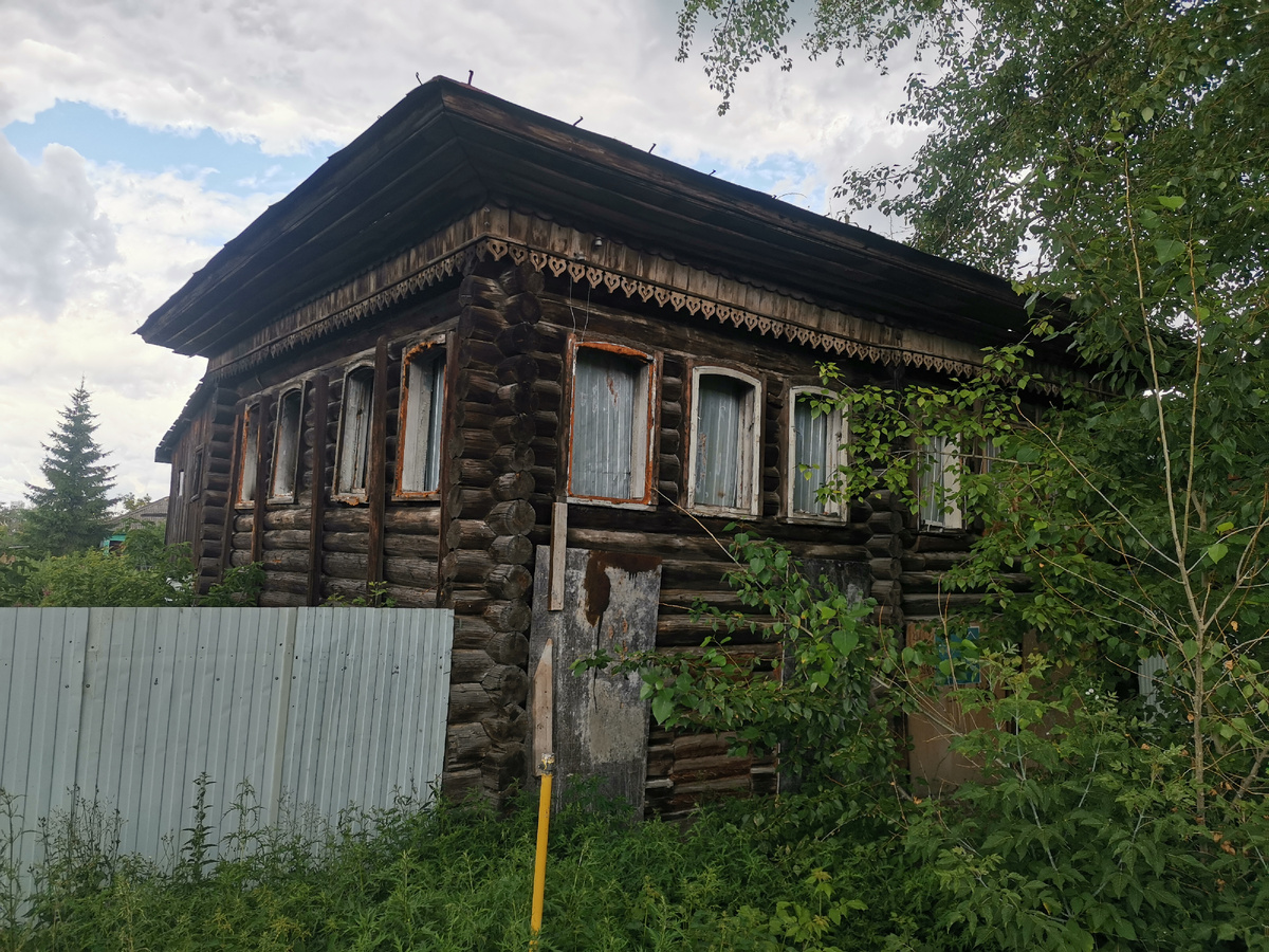 Внутрь не попасть. Забор, и окна заколочены.