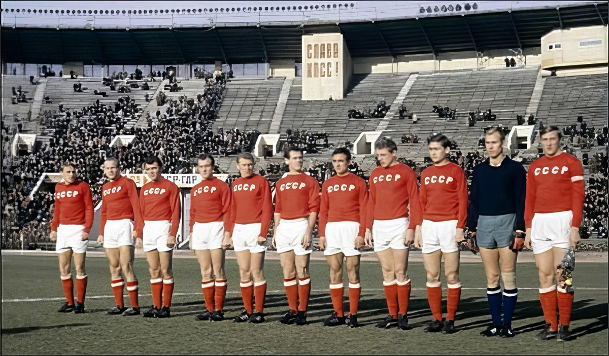 Стрельцов второй слева