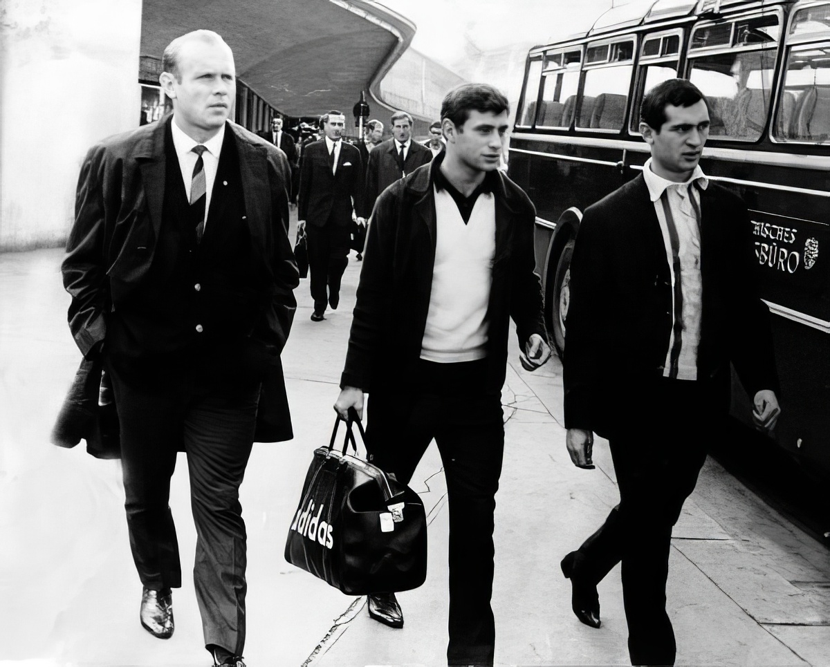 Стрельцов, а рядом с ним Бышовец