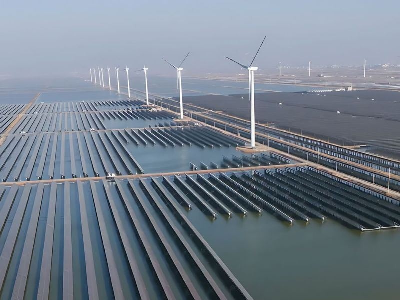    На Китай приходится 75% всех ветровых и солнечных станций мира