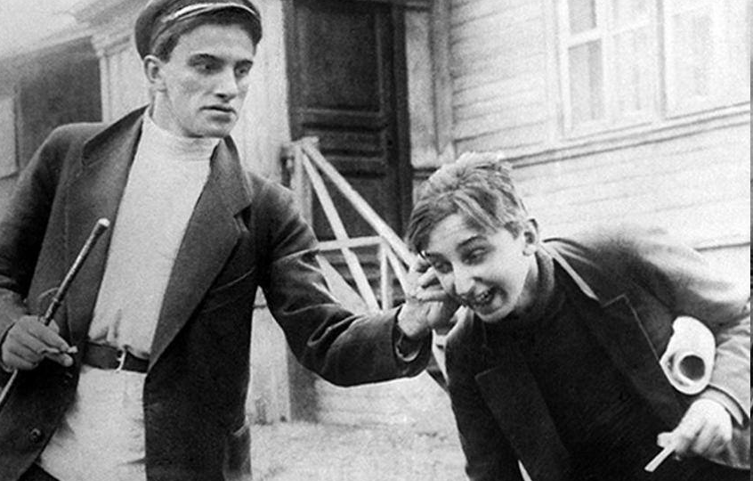 МАЯКОВСКИЙ ПОЙМАЛ ЗА УХО АВТОРА «МУМИИ»