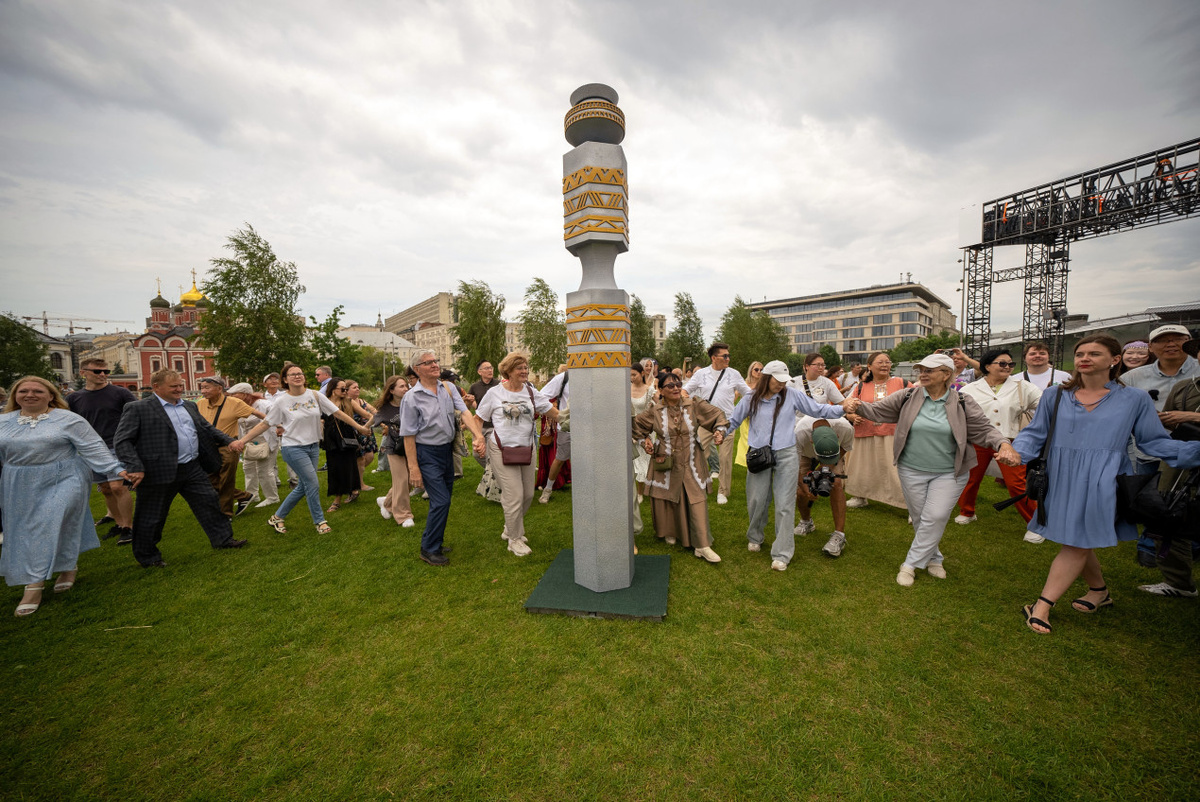 Танец осухай вокруг сэргэ, символизирующего Мировое древо. Фото: пресс-служба РГО