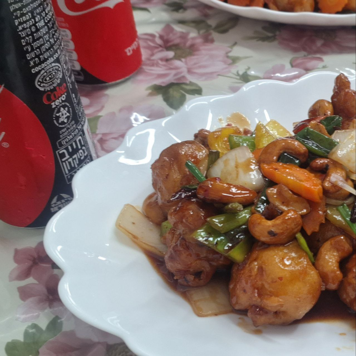 Тайская курица в китайском стиле. Сладко, большая порция, ещё с рисом, конечно. 