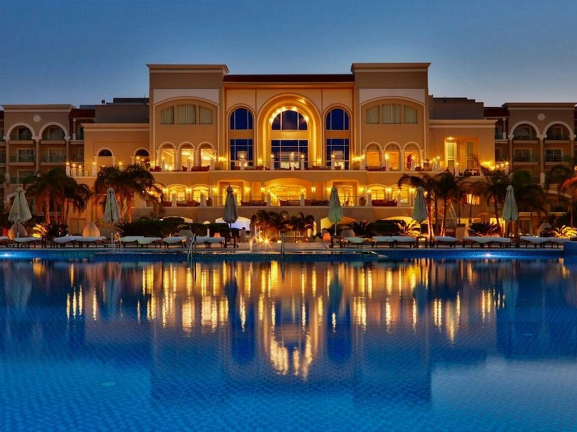 Рядом с бассейнами обычно нет шумной анимации, не играет громкая музыка. Фото: Premier Le Reve /  Яндекс Путешествия