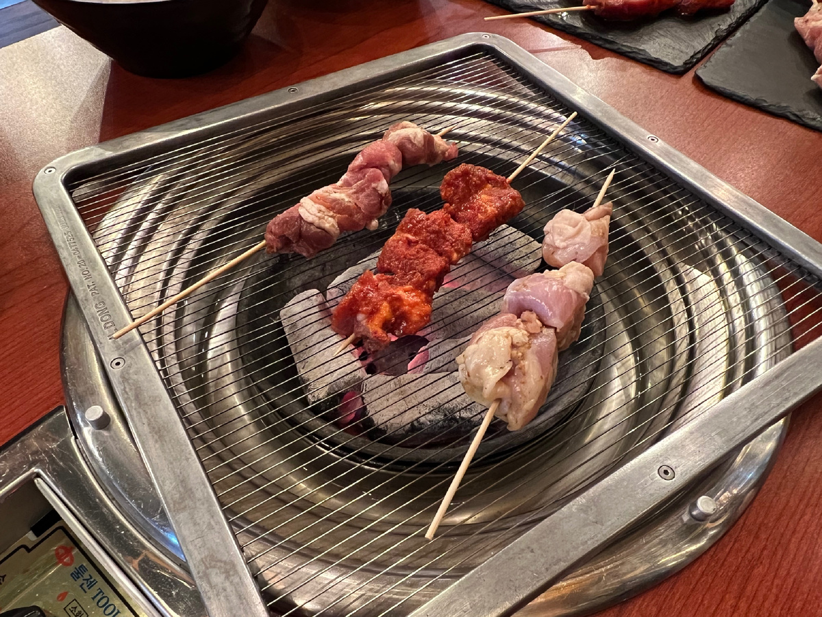 Привыкли мы шашлыки делать на улице, а тут приходится в ресторане 