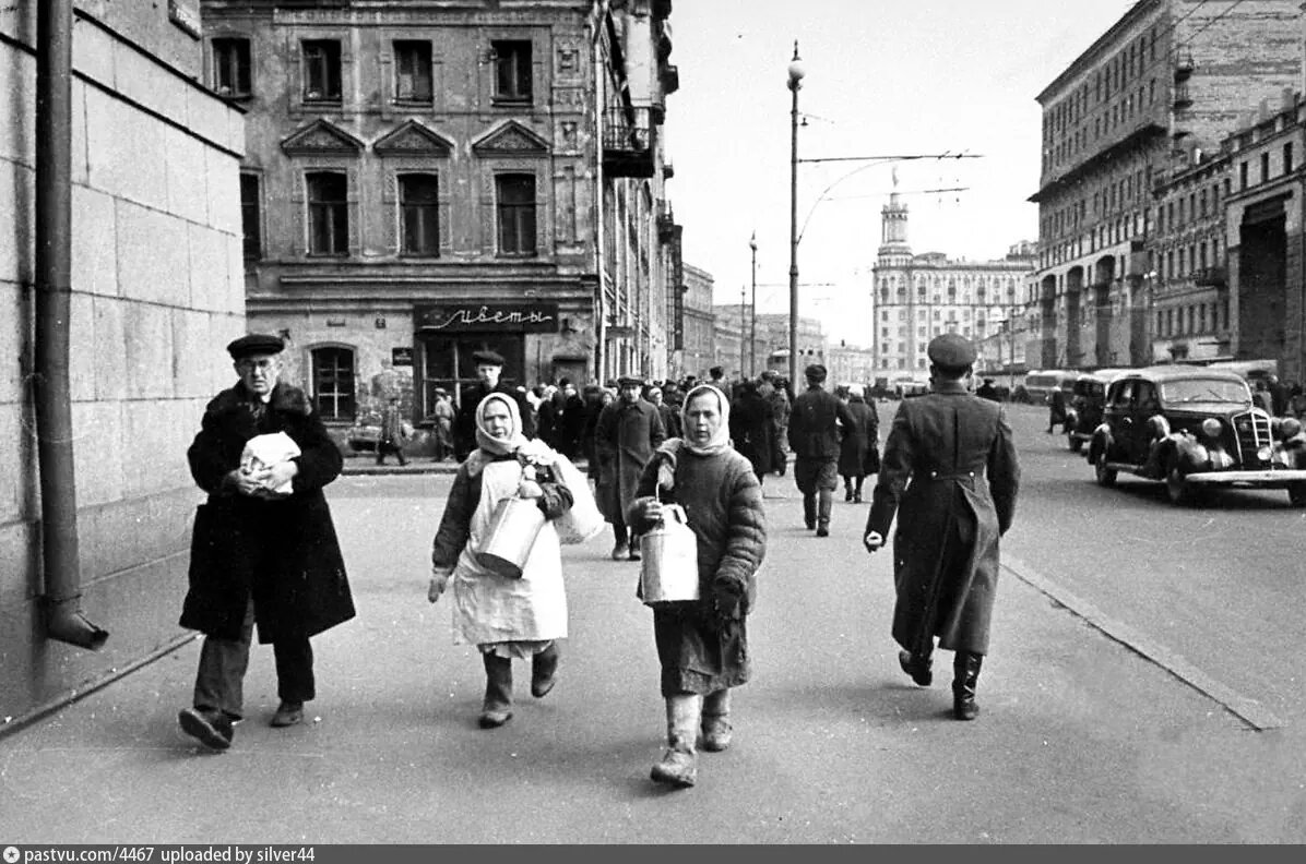 Молочницы на улице Горького, 1947 г. Автор: Thomas Mcavoy Источник:Архив журнала «Life».