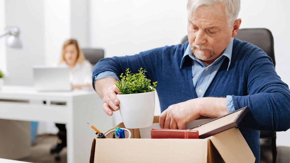 Пенсия пришла, а вы ещё полны сил? Что делать, если начальство намекает на увольнение