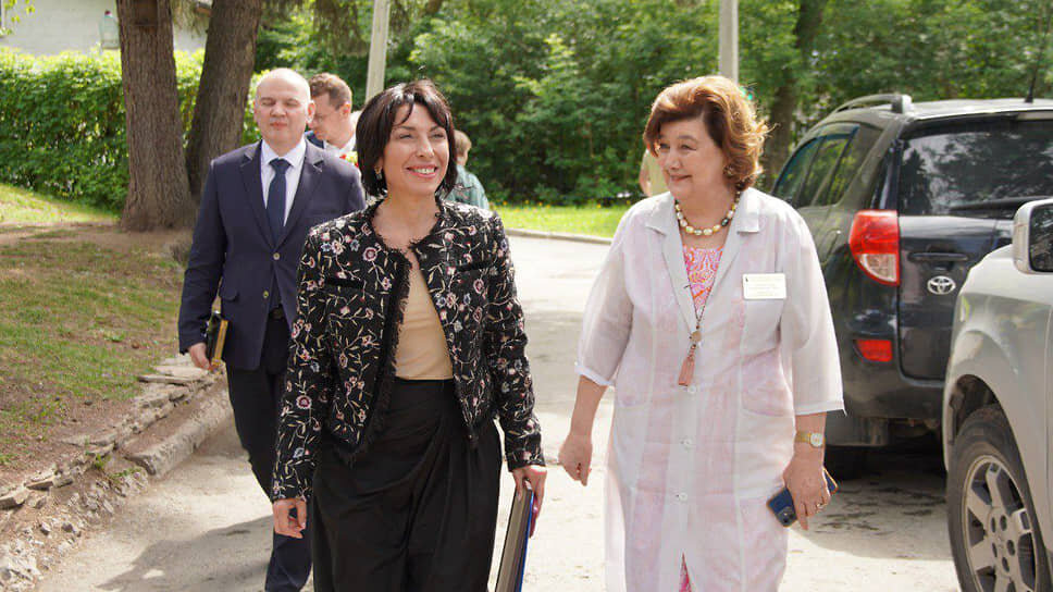 Татьяна Савинова и Елена Николаева.📷Фото: пресс-служба Минздрава Свердловской области