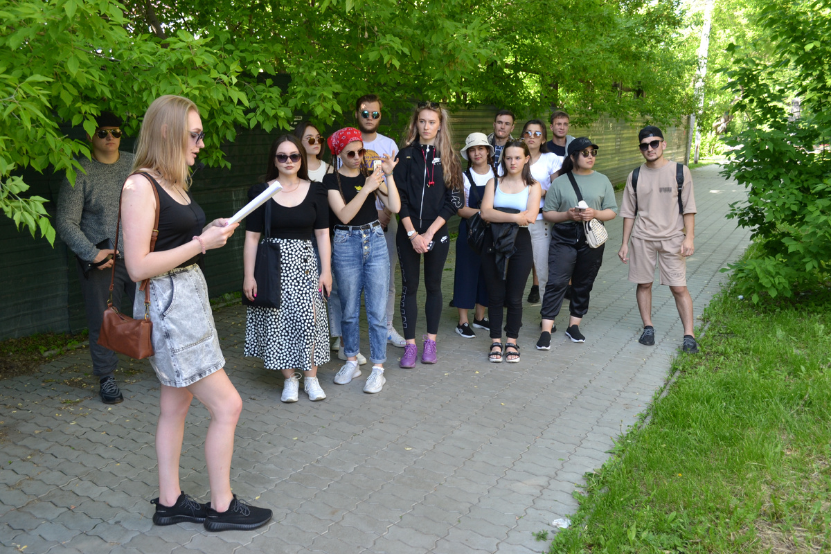 Студентка Анастасия Николенко проводит экскурсию по Иркутску