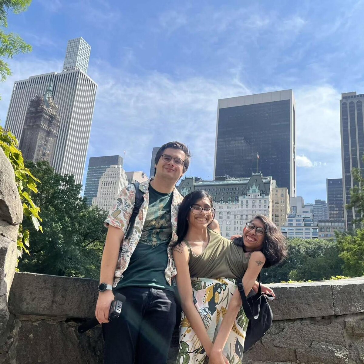    Дэниел МакКормак и Люпита и Кармен Андраде. Фото: Инстаграм (запрещён в РФ)