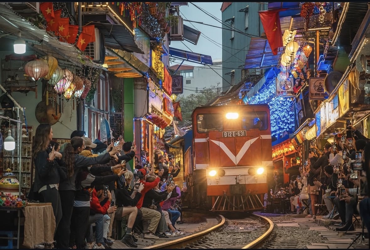 Улица Ханоя, где жилые кварталы вплотную стоят к железной дороге