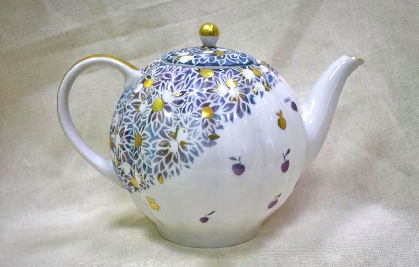 Чайник из сервиза «Яблоневый сад». 2016 год, ИФЗ. Автор росписи Ольга Владимировна Будашова, автор формы Серафима Евгеньевна Яковлева