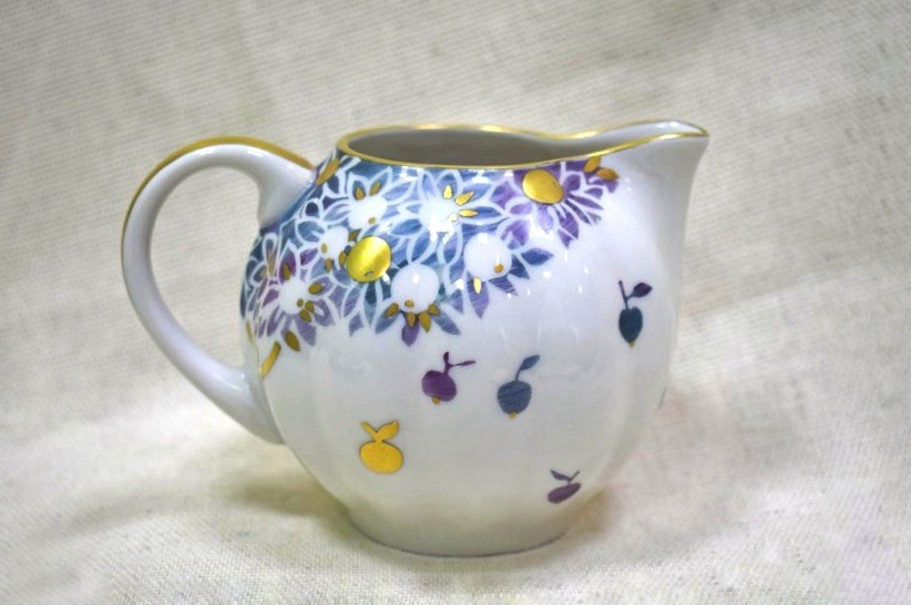 Молочник из сервиза «Яблоневый сад». 2016 год, ИФЗ. Автор росписи Ольга Владимировна Будашова, автор формы Серафима Евгеньевна Яковлева