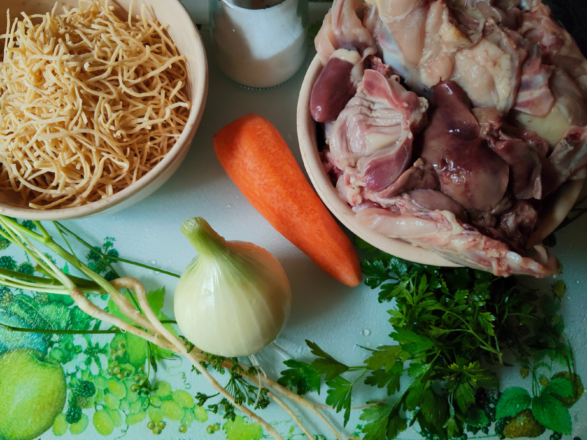 Если у вас нет домашней лапши, её может заменить лагманная яичная лапша. 