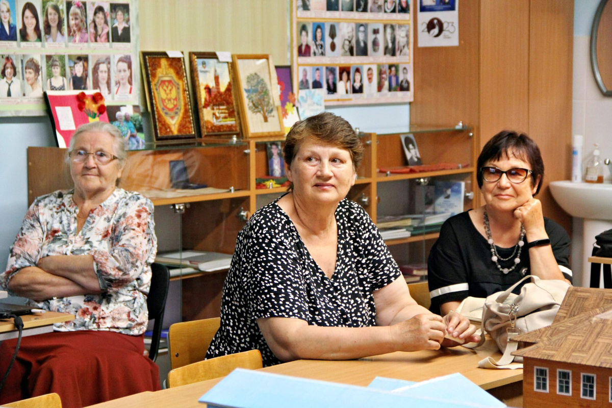 Ну, не в школе, но на квартире у подруги Людмилы соберемся своим малым кругом. Не надолго.