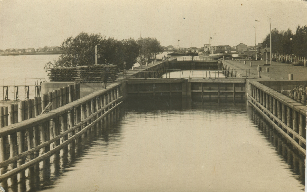 Почтовая открытка начала ХХ века: «Посад Крохино. Шлюз императрицы Марии Фёдоровны»