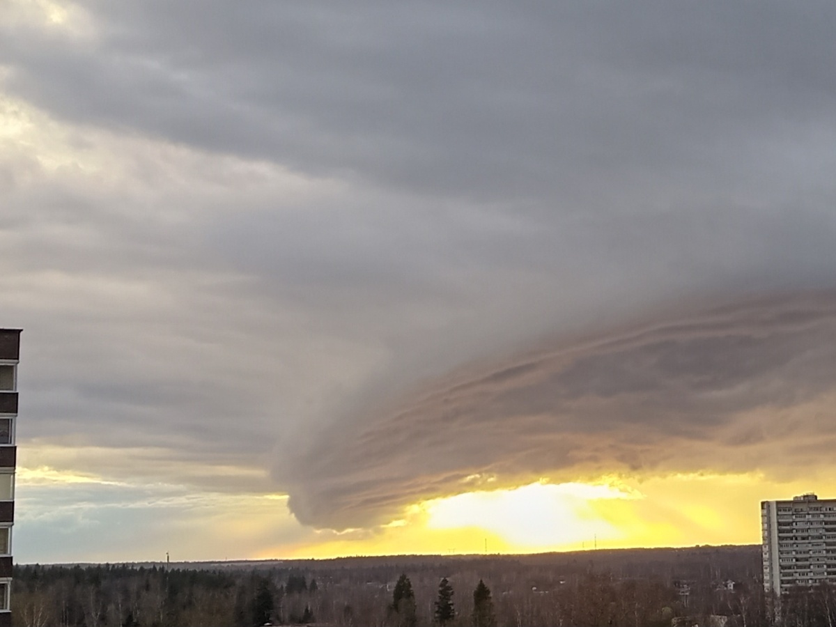 Хорошо, когда живёшь близко к небу и любуешься красотой облаков на закате!