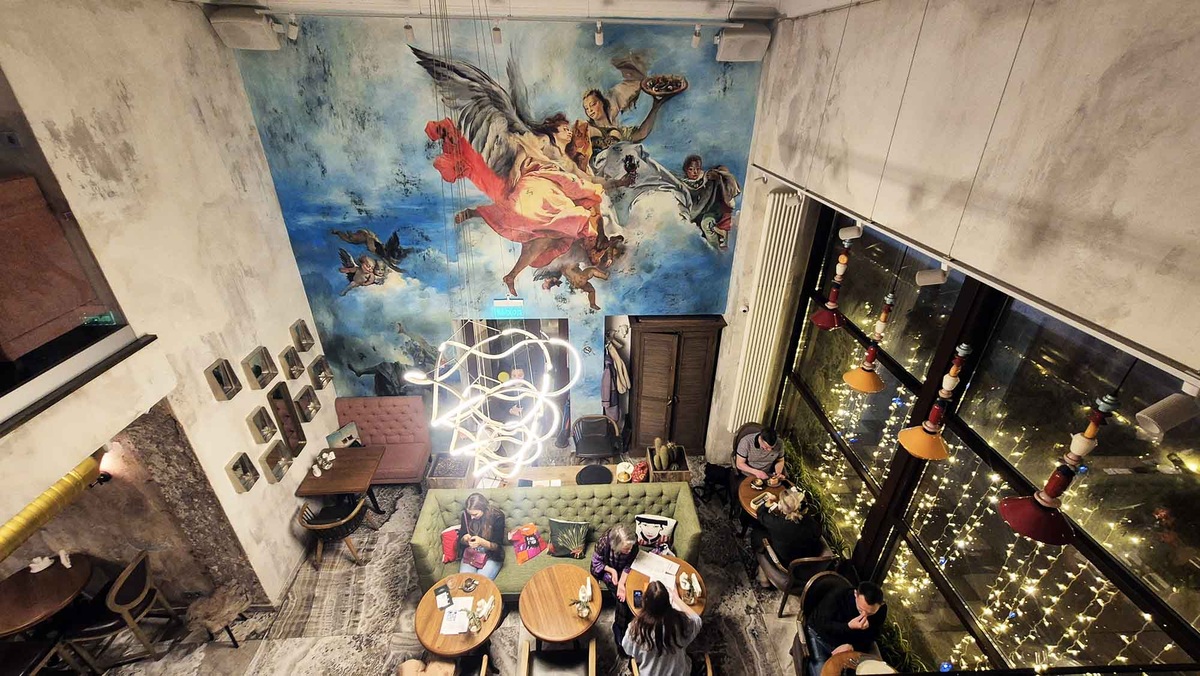 В ресторане два этажа. Листайте галерею, чтобы увидеть ещё фото